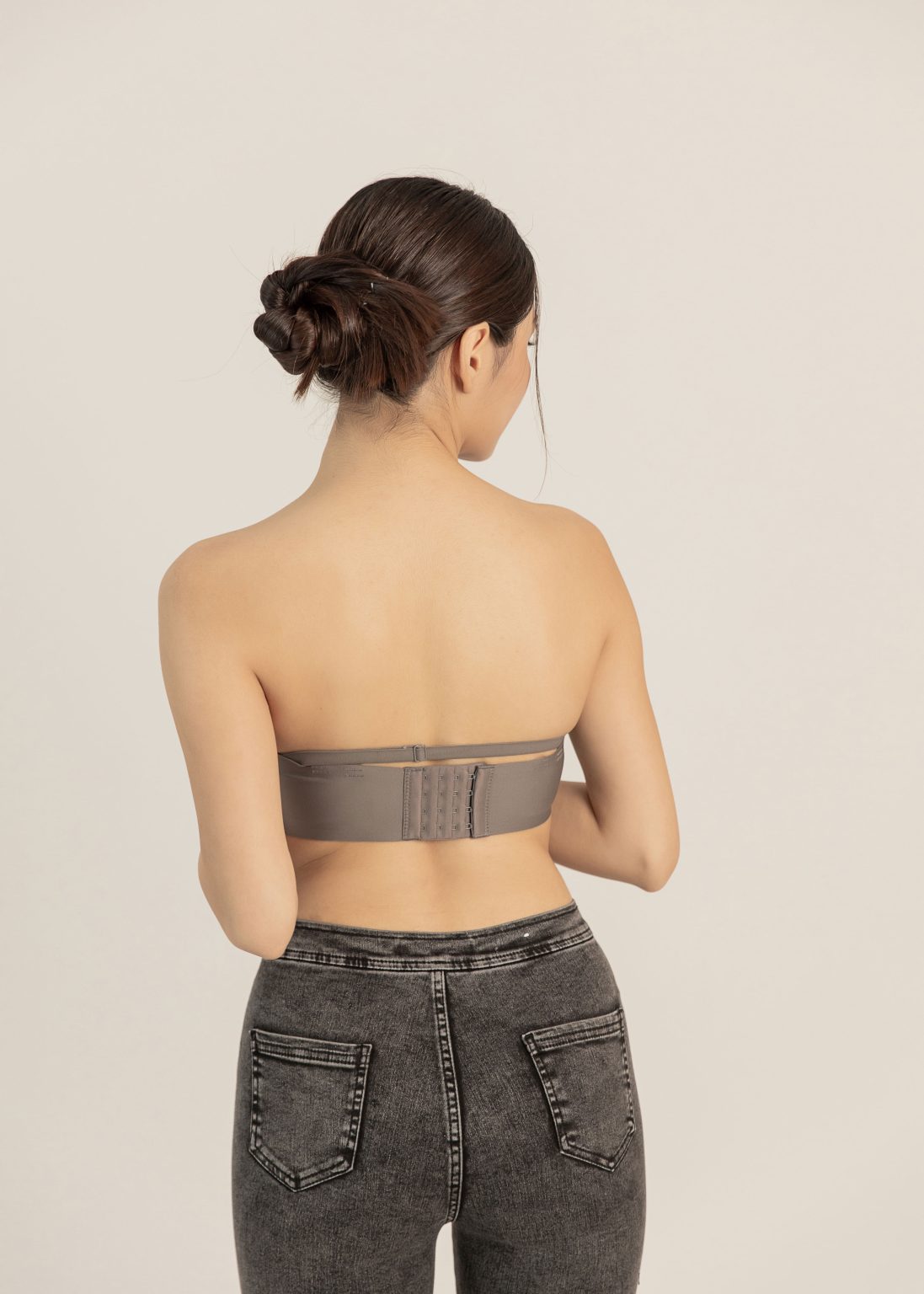 Airy Fascia Lattice Bandeau Bra in Grey - Image 5